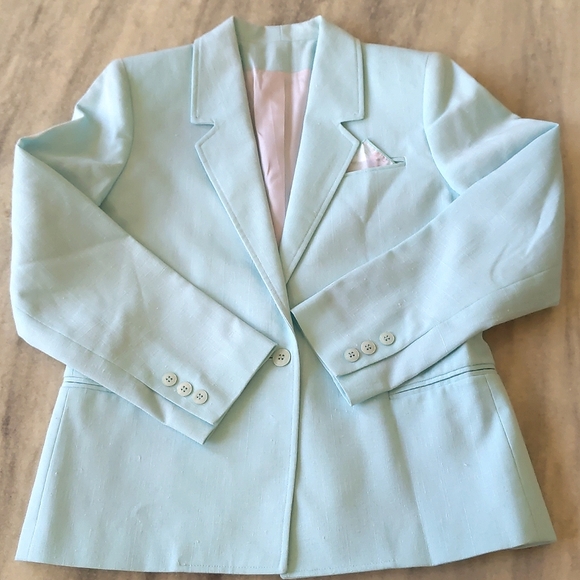 NWOT. Woman's Rayon blended full lined blazer. - Picture 3 of 4